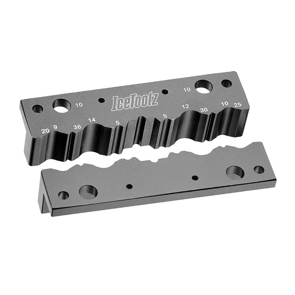 IceToolz E122 Axle Vise