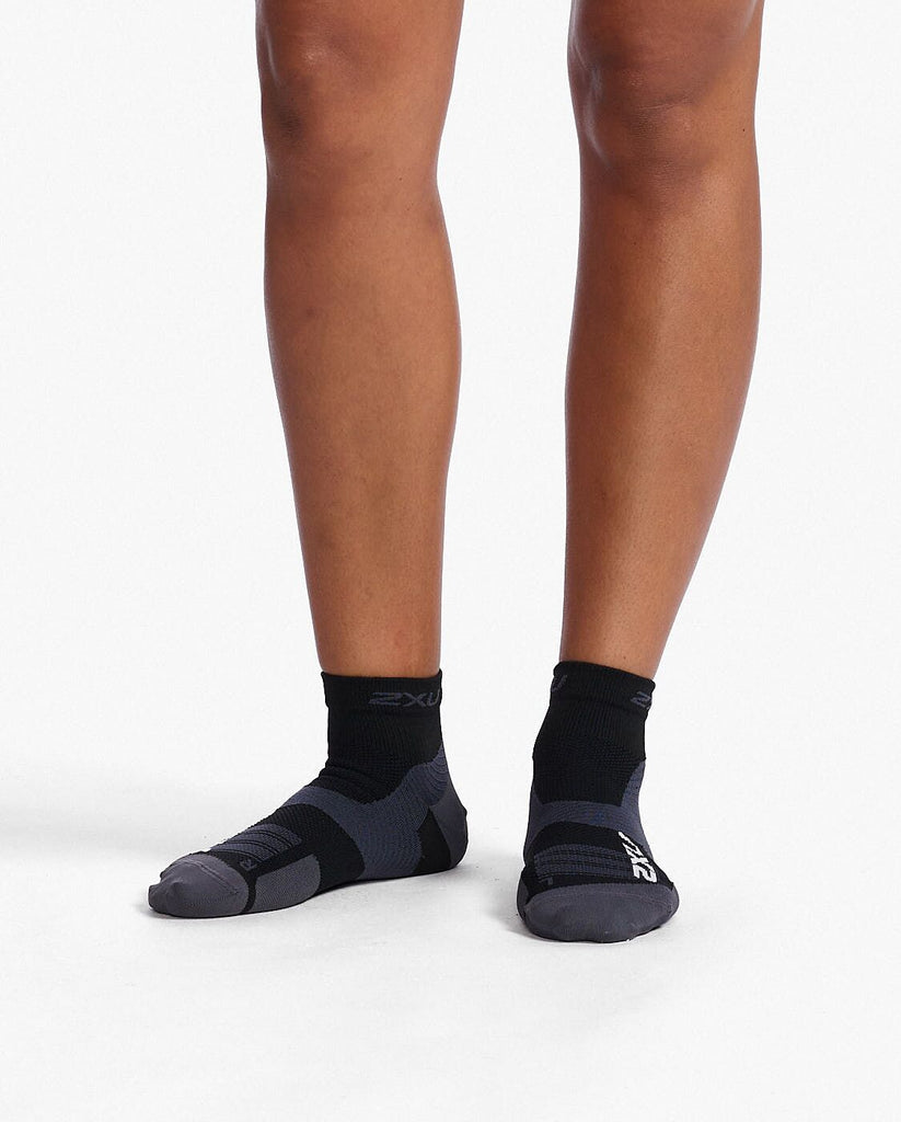 2XU Unisex Vectr Ultralight 1/4 Crew Socks AW22- Black/Titanium UA7028E